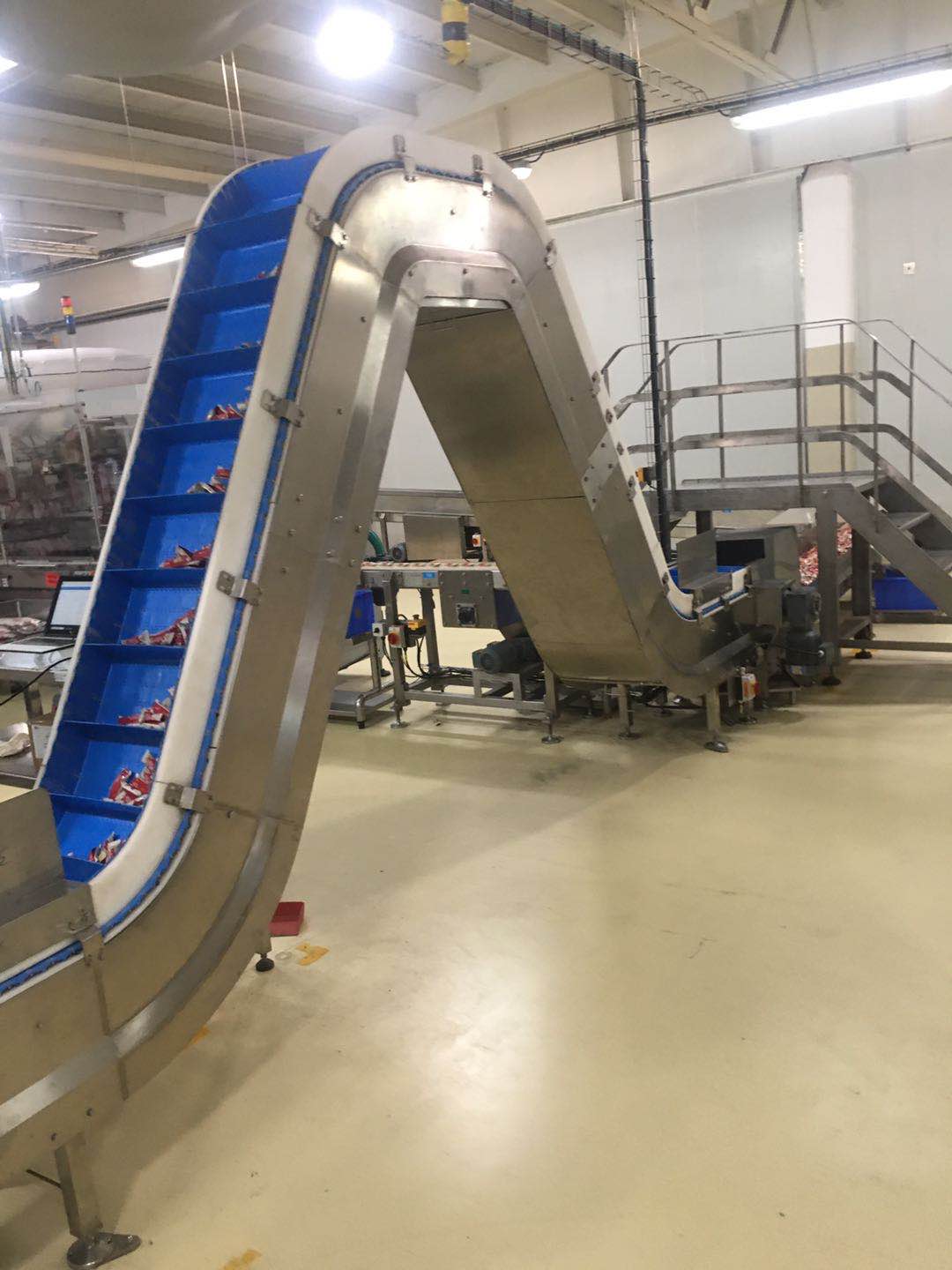 爬坡?lián)醢寰W(wǎng)帶輸送機(jī)